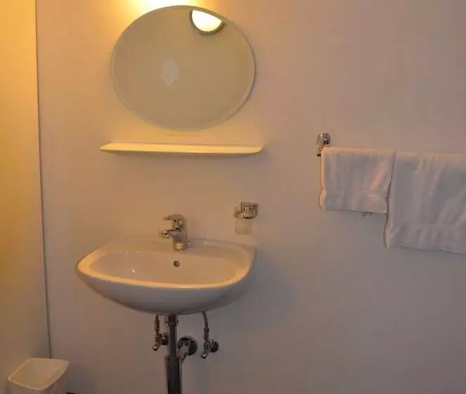 Hirschen Backpacker Hotel & Pub