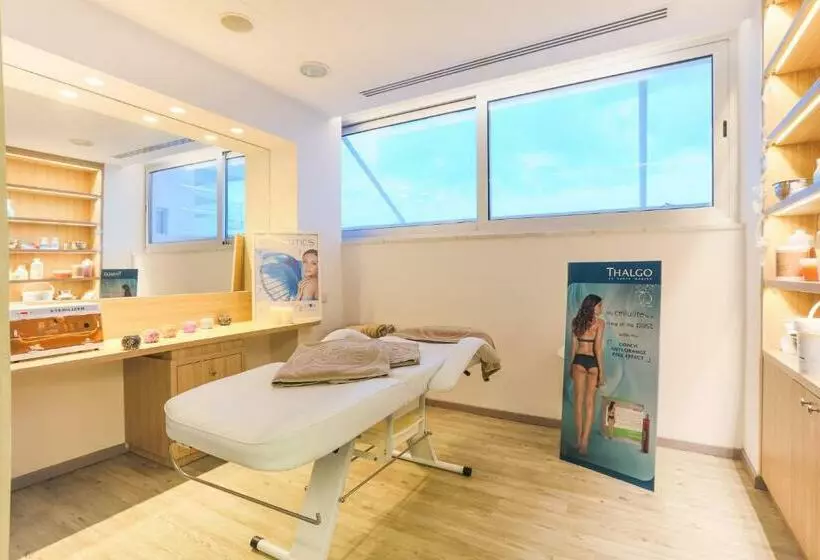 Vassos Nissi Plage Hotel & Spa