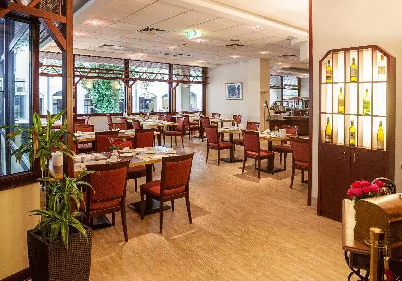 בית מלון כפרי Golden Tulip Bielefeld