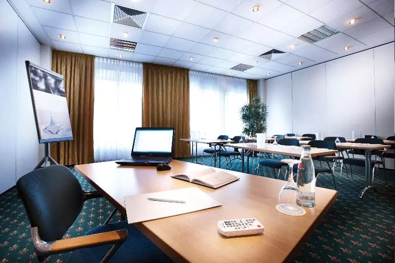 בית מלון כפרי Golden Tulip Bielefeld