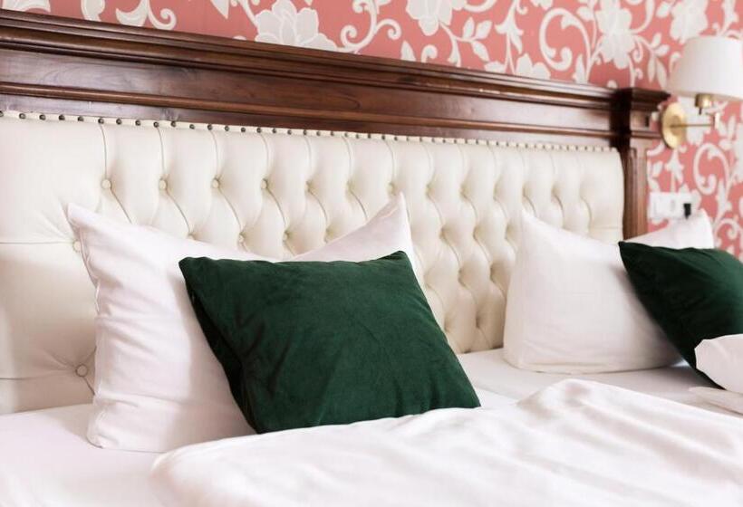 Отель Löwen Weinstube