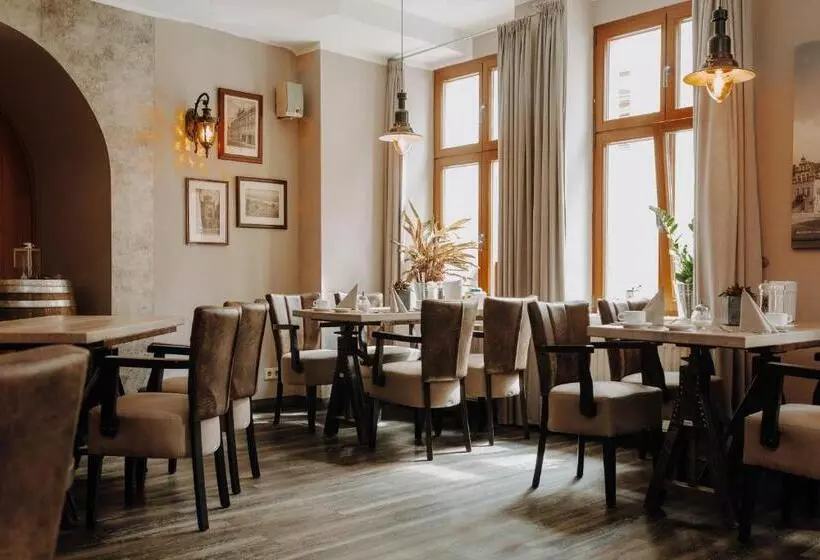 Отель Schwarzer Adler Stendal