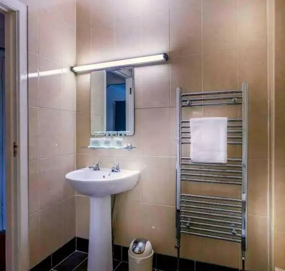 Queens Hotel And Nightclub