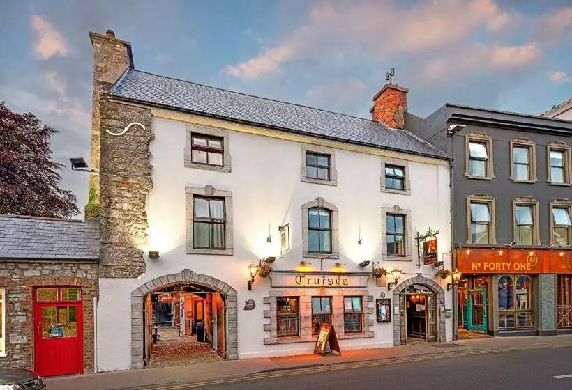 Queens Hotel And Nightclub