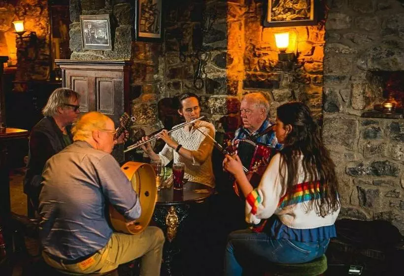 Queens Hotel And Nightclub