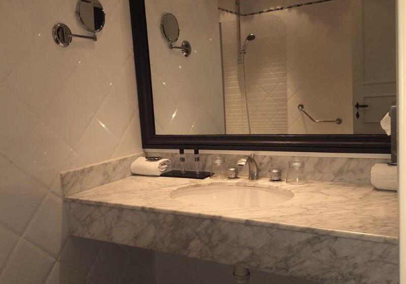 هتل Des Augustins