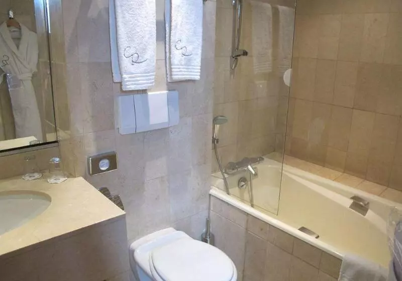 هتل Hostellerie Du Chapeau Rouge