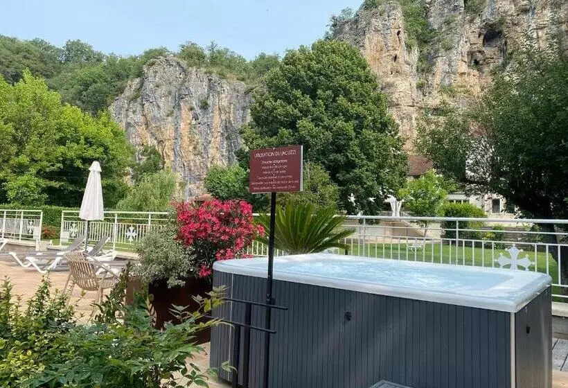 בית מלון כפרי Logis Hôtels   Hôtel Restaurant Domaine Les Falaises