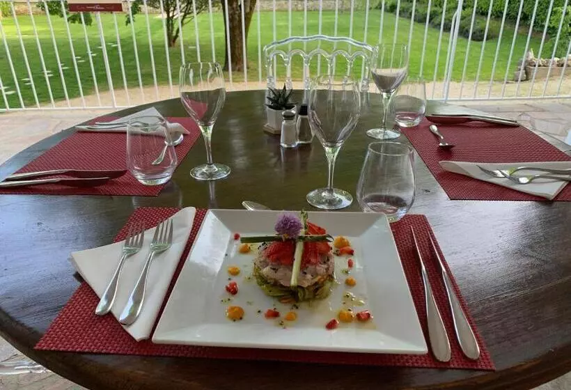 בית מלון כפרי Logis Hôtels   Hôtel Restaurant Domaine Les Falaises