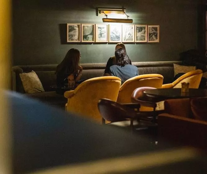 Hôtel Le Fitz Roy, A Beaumier