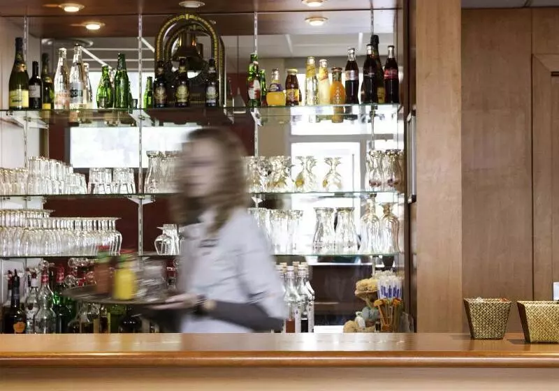 בית מלון כפרי Ibis Ales Centreville