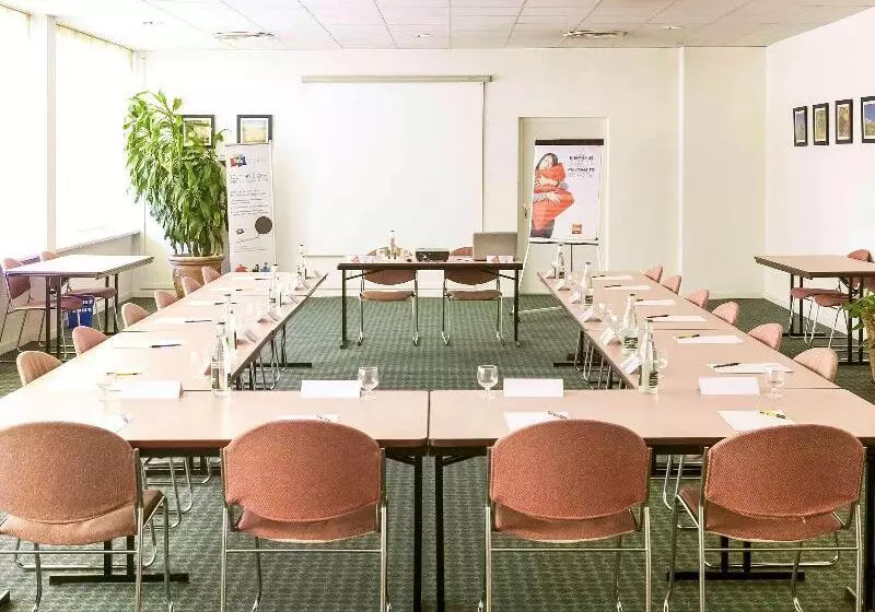 בית מלון כפרי Ibis Ales Centreville