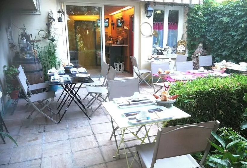 Отель Du Tricastin