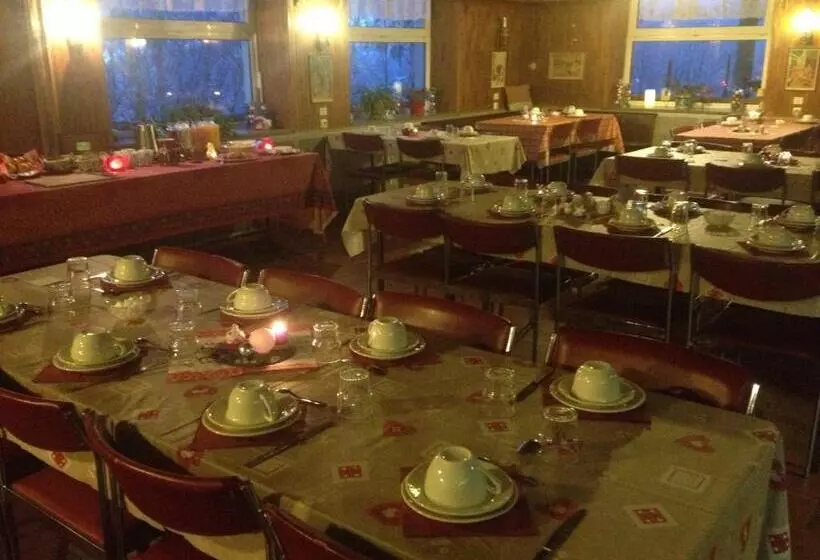 ホテル Hôtel Restaurant Wolf