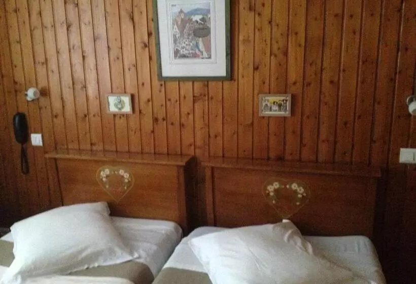 ホテル Hôtel Restaurant Wolf