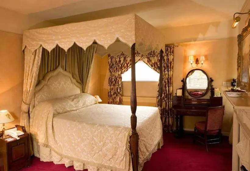 Отель Ravenwood Hall