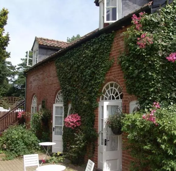 Отель Ravenwood Hall