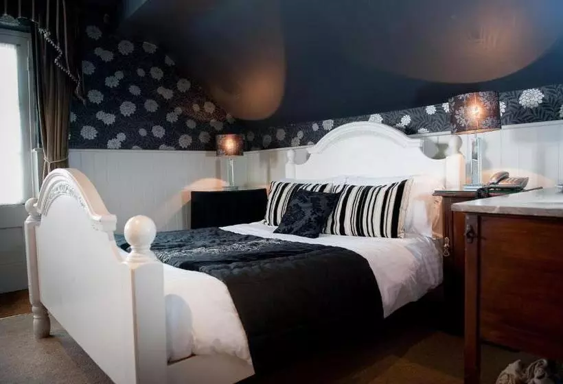 Отель Ravenwood Hall