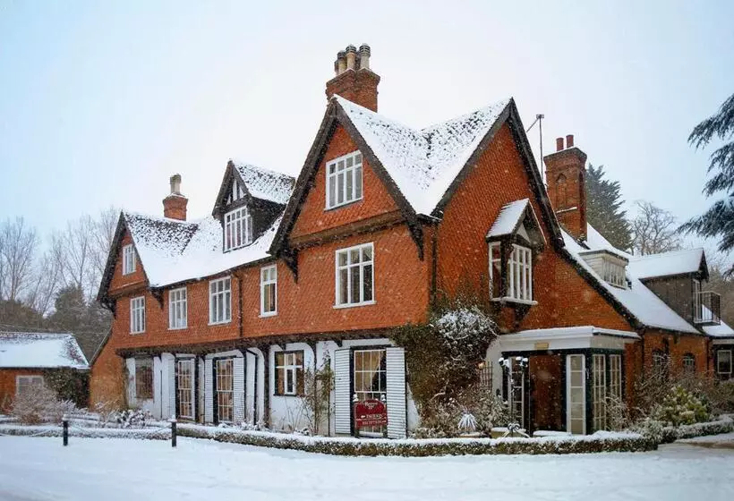 Отель Ravenwood Hall