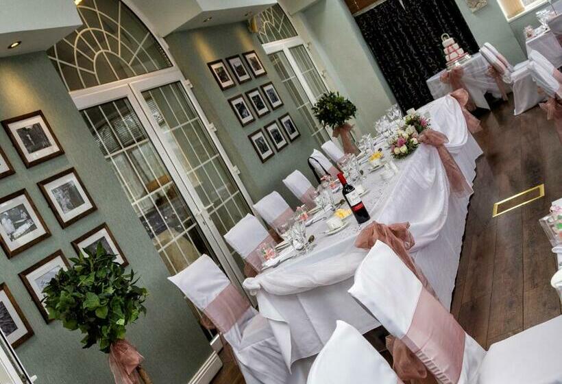 فندق Stradey Park