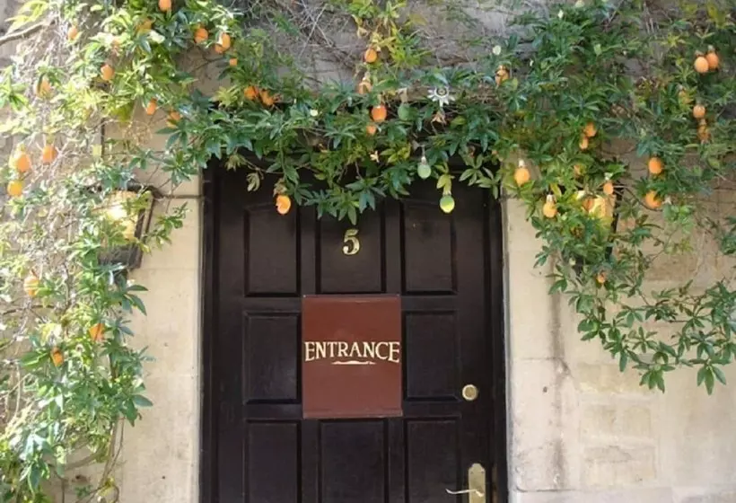 فندق Candlesticks