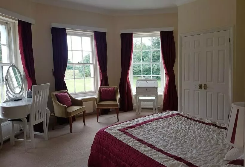 هتل Tyrrells Ford Country Inn &