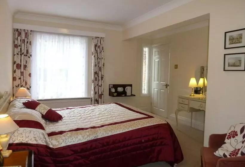 هتل Tyrrells Ford Country Inn &