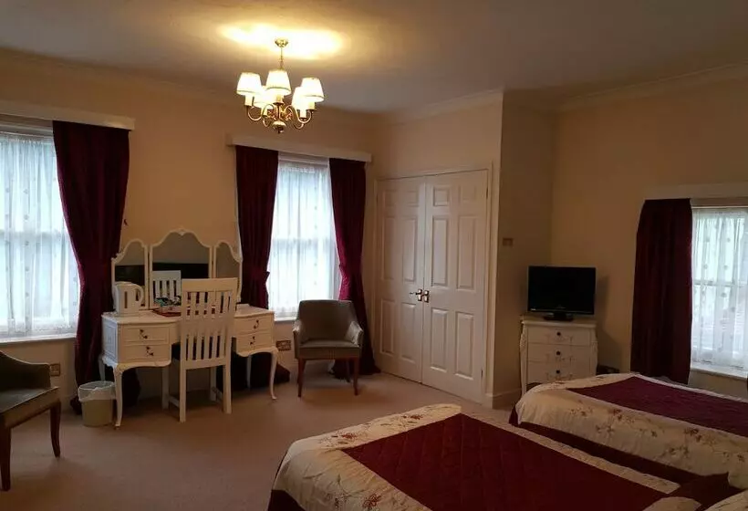 هتل Tyrrells Ford Country Inn &