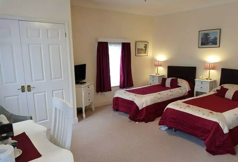 هتل Tyrrells Ford Country Inn &