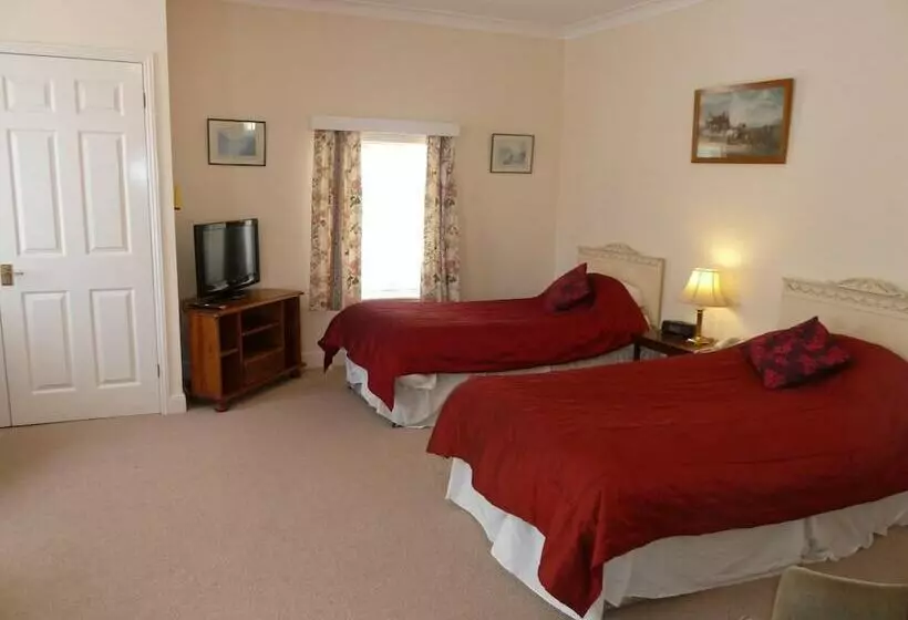 هتل Tyrrells Ford Country Inn &