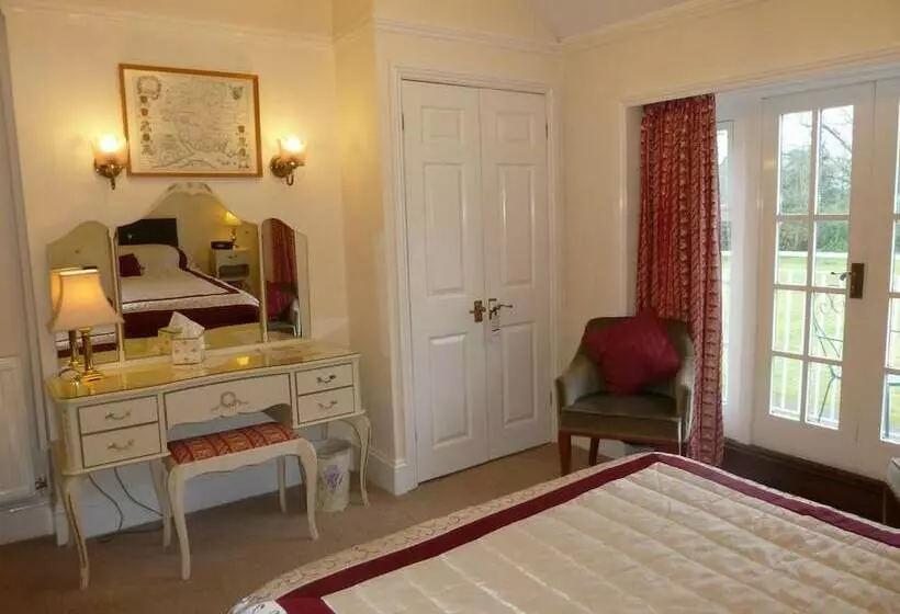 هتل Tyrrells Ford Country Inn &