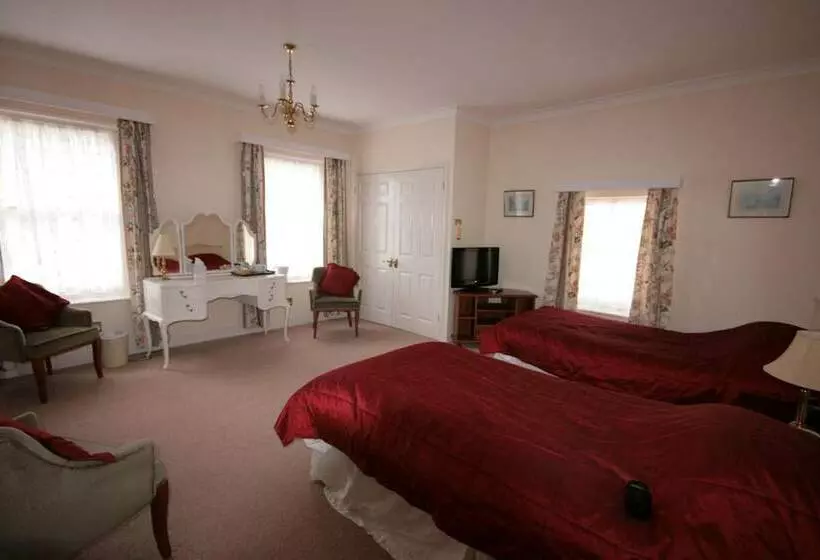 هتل Tyrrells Ford Country Inn &