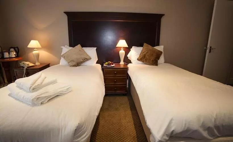 Отель Warren Lodge