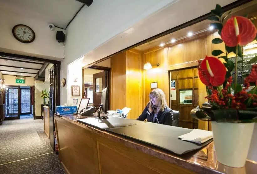 Отель Warren Lodge