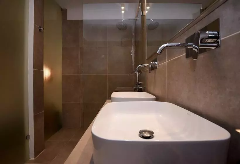 Adonis Hotel & Apartments