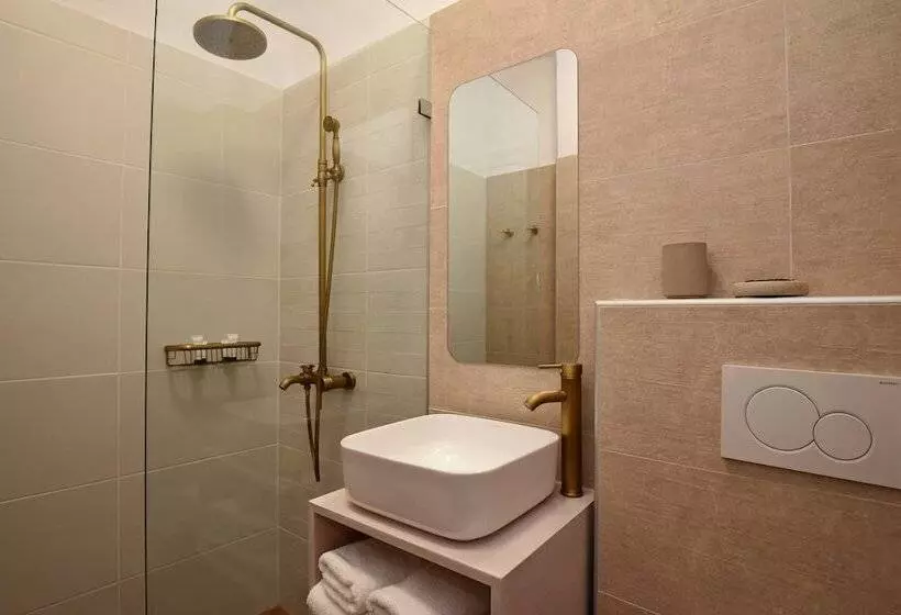 Adonis Hotel & Apartments