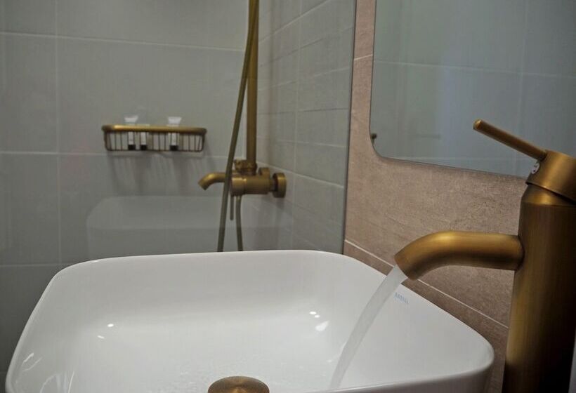 Adonis Hotel & Apartments