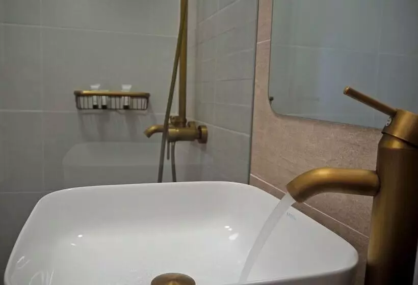 Adonis Hotel & Apartments