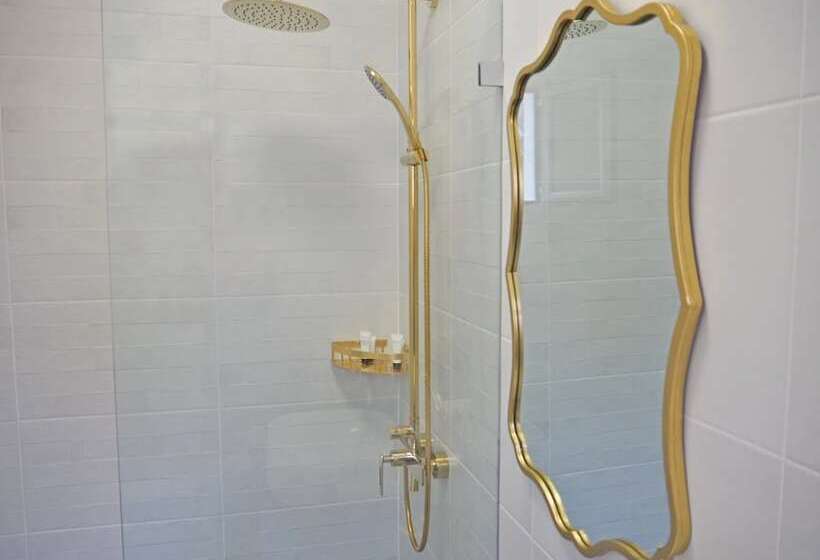 Adonis Hotel & Apartments