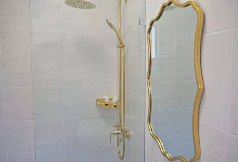 Adonis Hotel & Apartments