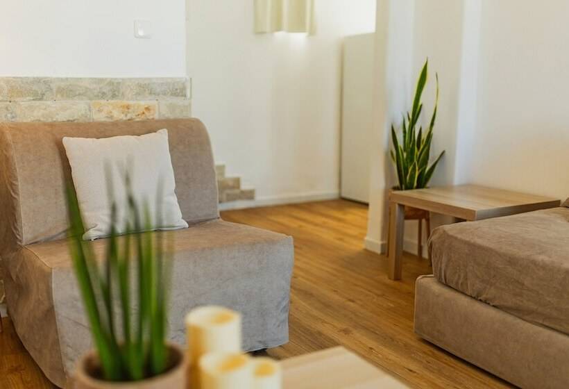 Adonis Hotel & Apartments