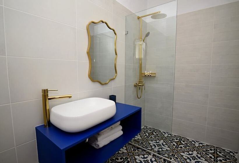 Adonis Hotel & Apartments