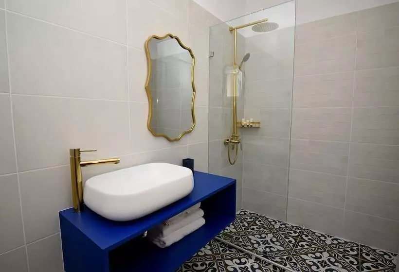 Adonis Hotel & Apartments