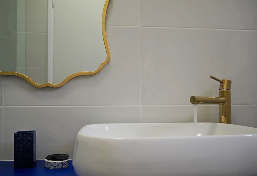 Adonis Hotel & Apartments