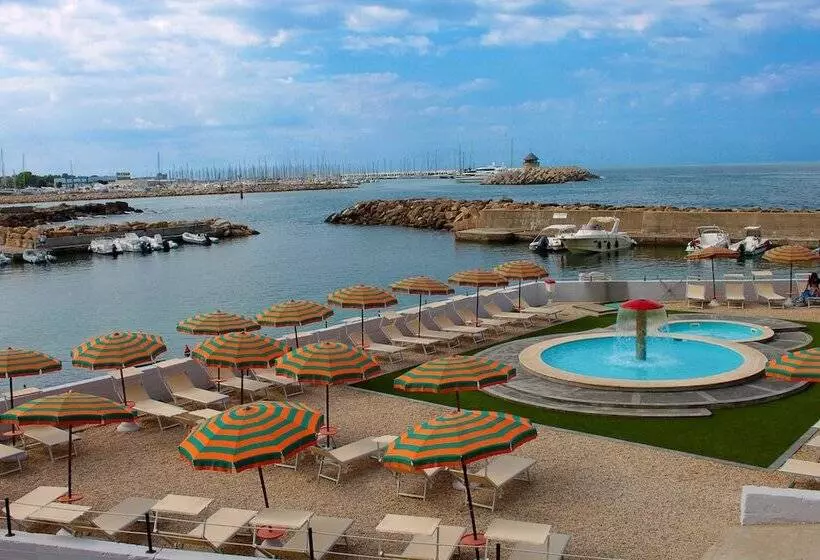 ホテル Mercure Civitavecchia Sunbay Park