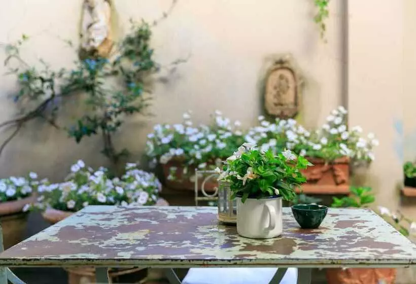 هتل J And J Historic House