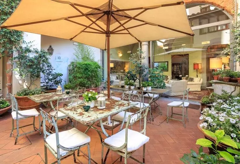 هتل J And J Historic House