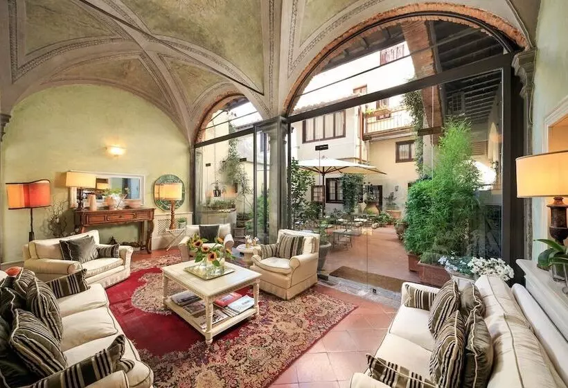 هتل J And J Historic House