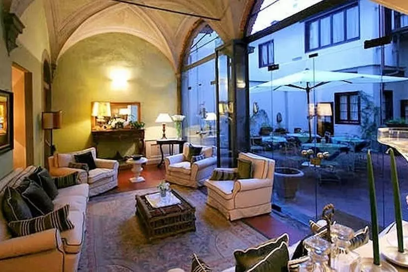 هتل J And J Historic House