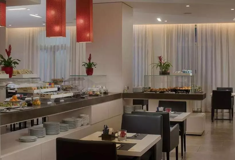 Otel NH Genova Centro